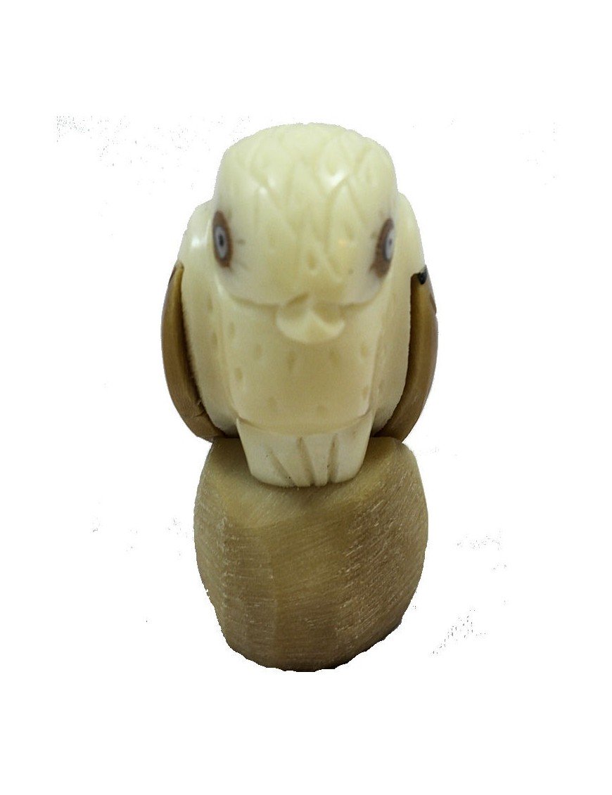 Chouette taillée dans la graine de tagua