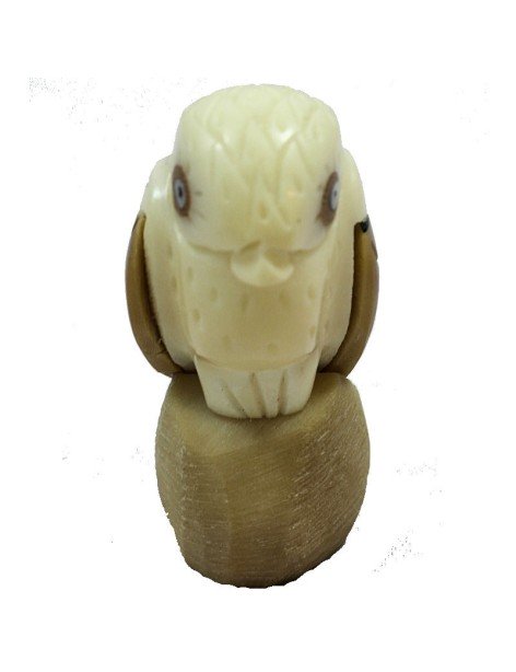 Chouette taillée dans la graine de tagua
