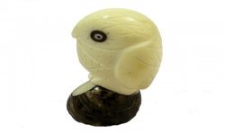 Chouette taillée dans la graine de tagua 