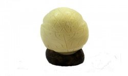 Chouette taillée dans la graine de tagua 