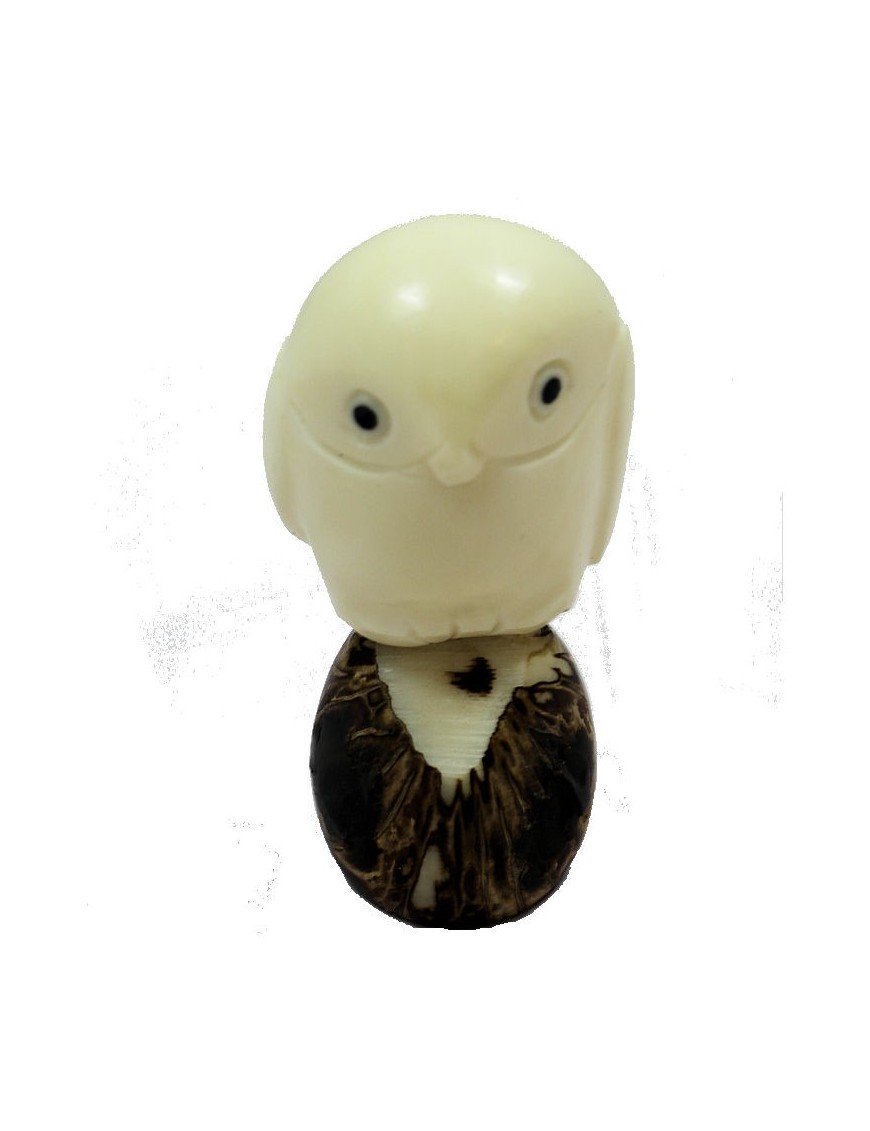 Chouette taillée dans la graine de tagua