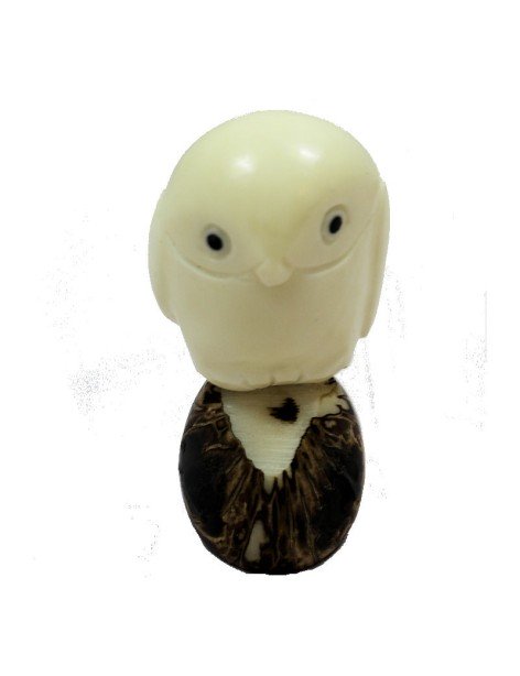 Chouette taillée dans la graine de tagua Chouette taillée dans la graine de tagua