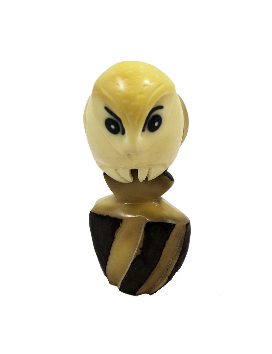 Chouette taillée dans la graine de tagua 