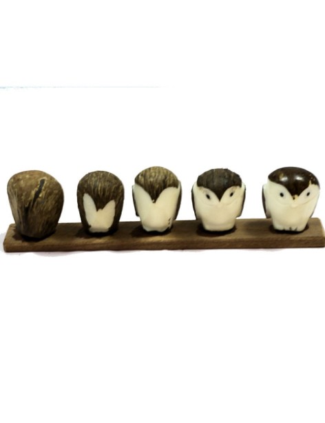 chouette taillée dans la graine de tagua chouette taillée dans la graine de tagua