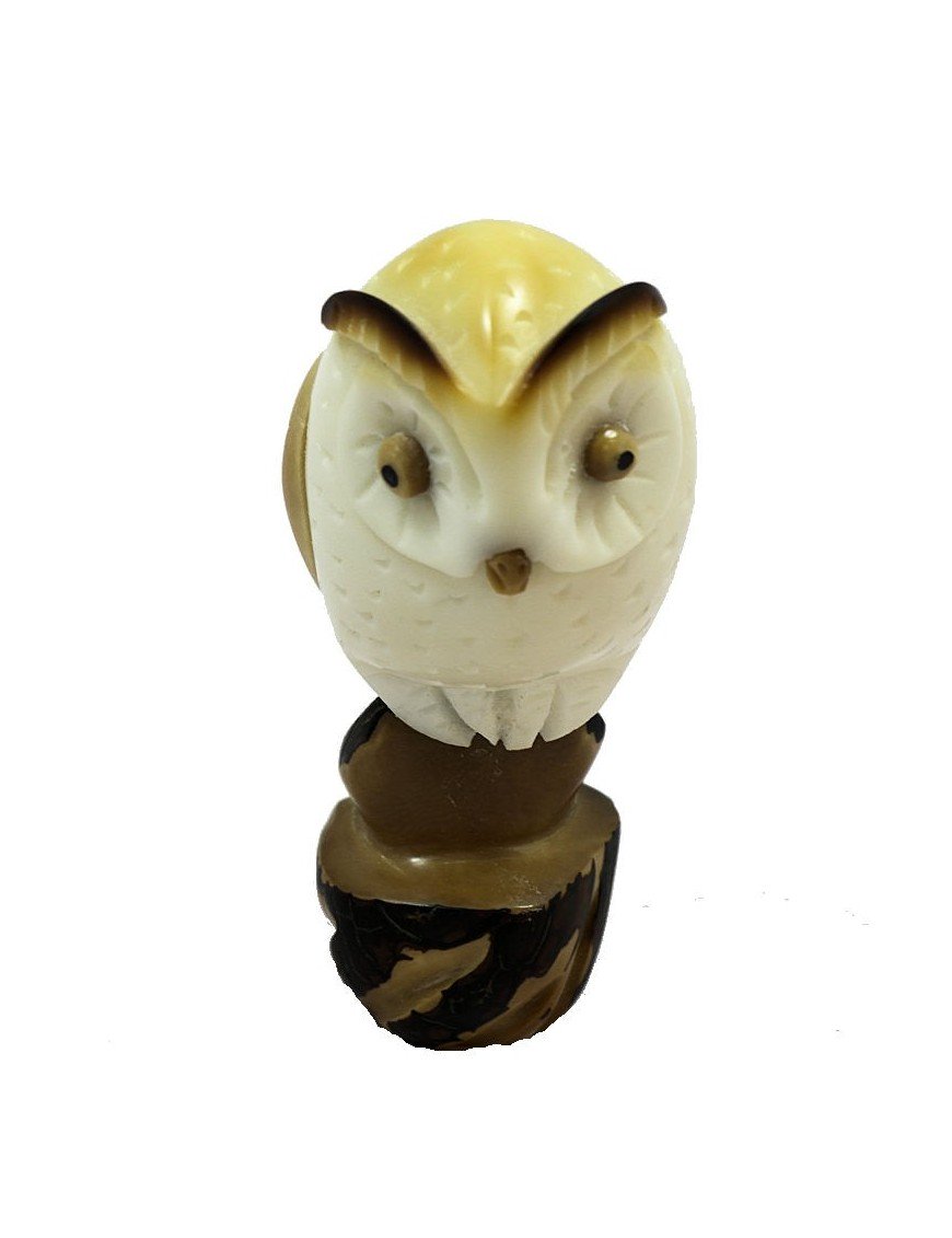 Hibou taillée dans la graine de tagua
