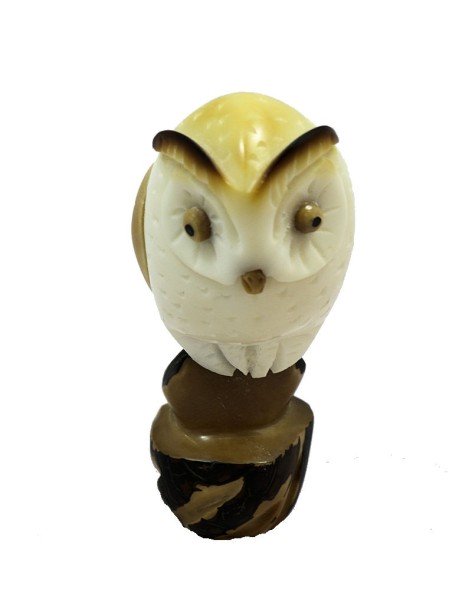 Hibou taillée dans la graine de tagua Hibou taillée dans la graine de tagua