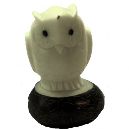 Hibou taillé dans la graine de tagua Hibou taillé dans la graine de tagua