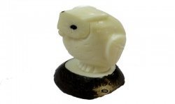Hibou taillé dans la graine de tagua