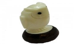 Hibou taillé dans la graine de tagua