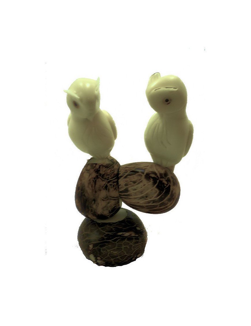 Hiboux taillés dans la graine de tagua