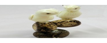 Hiboux taillés dans la graine de tagua