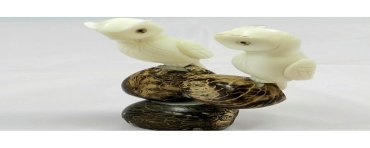 Hiboux taillés dans la graine de tagua
