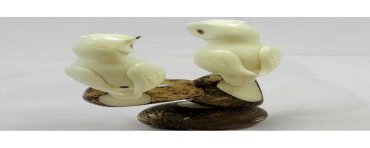 Hiboux taillés dans la graine de tagua