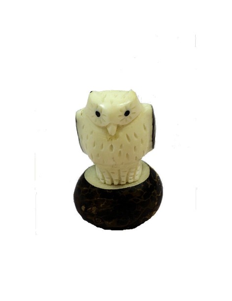 Hibou taillé dans la graine de tagua Hibou taillé dans la graine de tagua