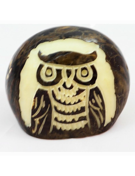 Hibou gravé sur la graine de tagua Hibou gravé sur la graine de tagua