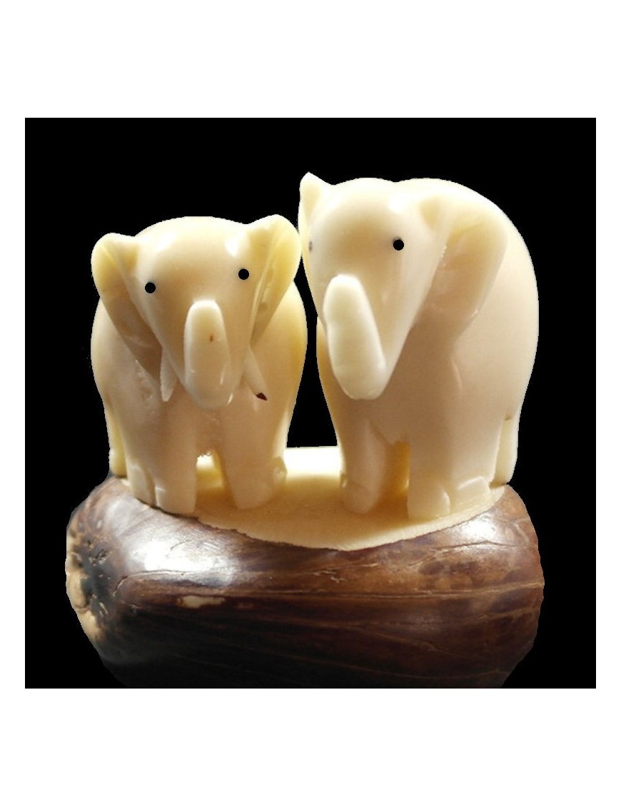 Eléphants taillés dans la graine de tagua