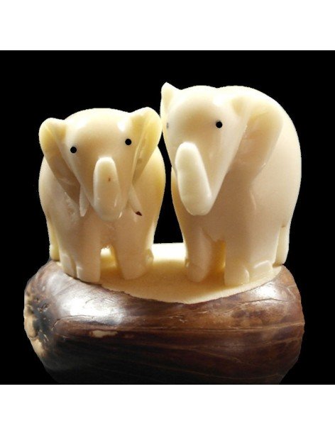 Eléphants taillés dans la graine de tagua Eléphants taillés dans la graine de tagua