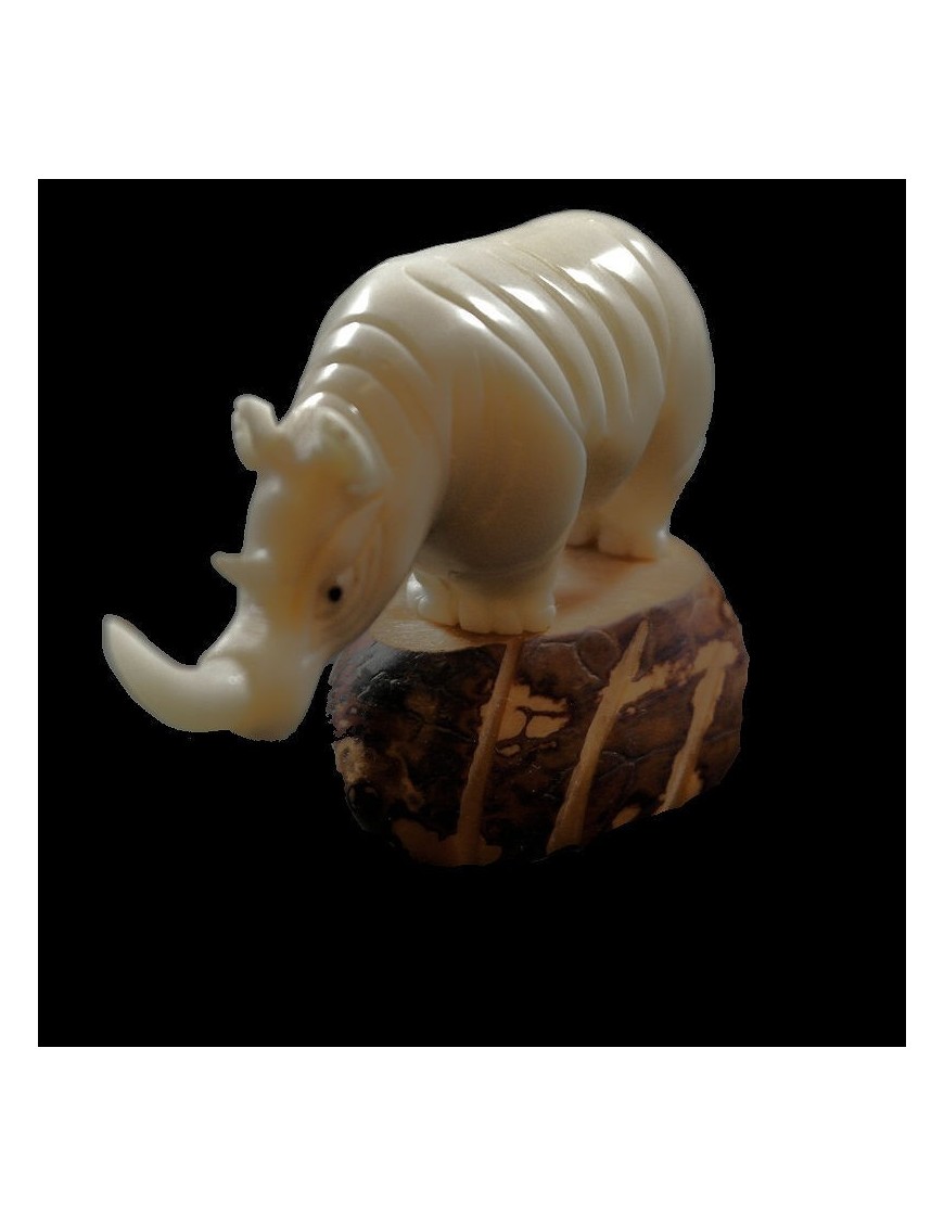 Rhinocéros taillé dans la graine de tagua