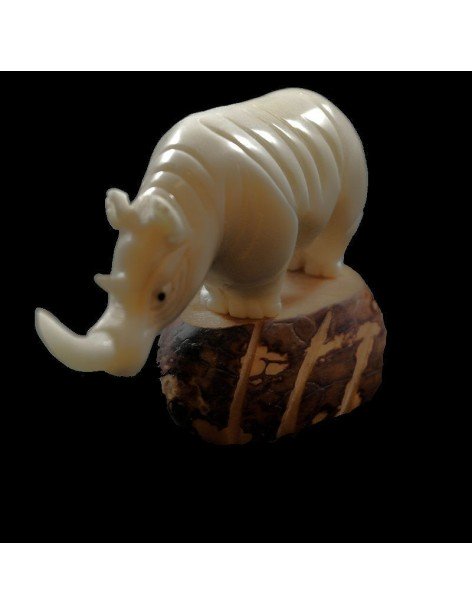 Rhinocéros taillé dans la graine de tagua Rhinocéros taillé dans la graine de tagua