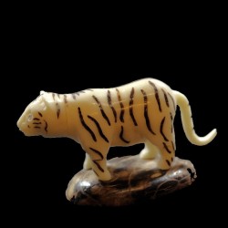 Tigre taillé dans la graine de tagua 