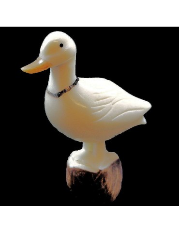 Canard taillé dans la graine de tagua