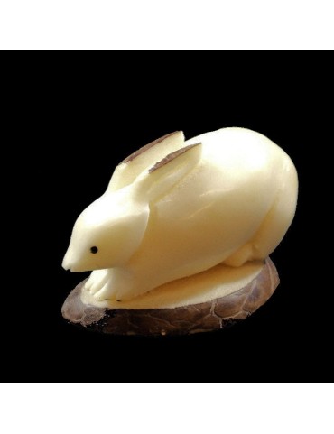 Lapin taillé dans la graine de tagua 