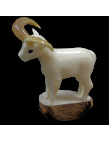 Bouc taillé dans la graine de tagua 