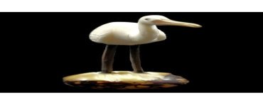 Cigogne taillée dans la graine de tagua 