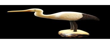 Cigogne taillée dans la graine de tagua 