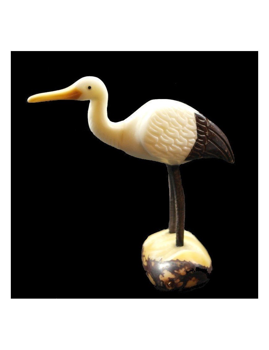 Cigogne taillée dans la graine de tagua 