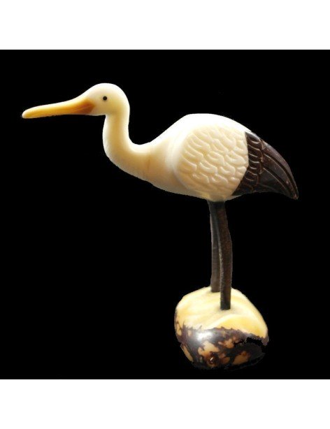 Cigogne taillée dans la graine de tagua Cigogne taillée dans la graine de tagua