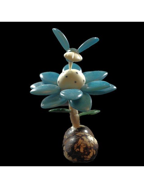 Colibri sur fleur taillé dans la graine de tagua Colibri sur fleur taillé dans la graine de tagua