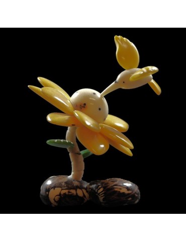 Colibri sur fleur taillé dans la graine de tagua