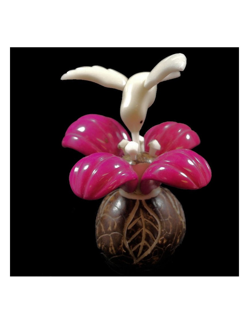 Colibri sur hibiscus taillé dans la graine de tagua