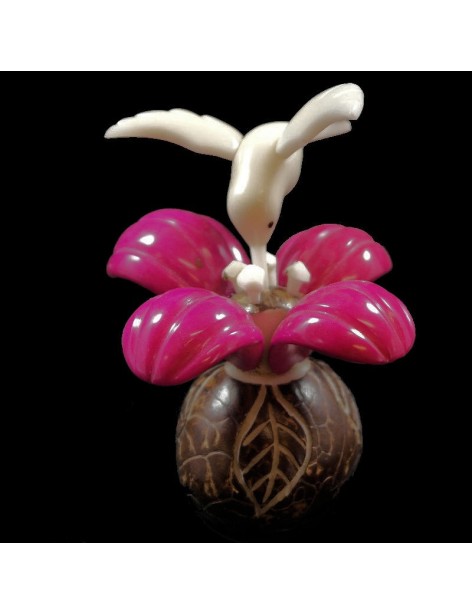 Colibri sur hibiscus taillé dans la graine de tagua