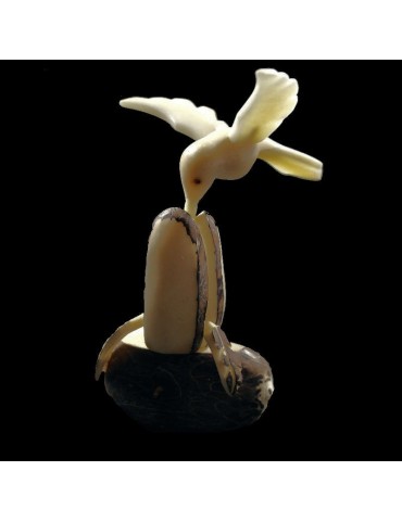 Colibri sur rose taillé dans la graine de tagua
