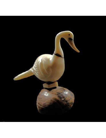 Cygne taillé dans la graine de tagua 