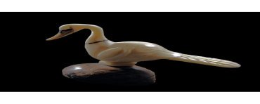 Cygne taillé dans la graine de tagua 