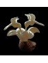 Colibris sur hibiscus taillé dans la graine de tagua