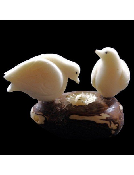 Tourterelles taillées dans la graine de tagua Tourterelles taillées dans la graine de tagua