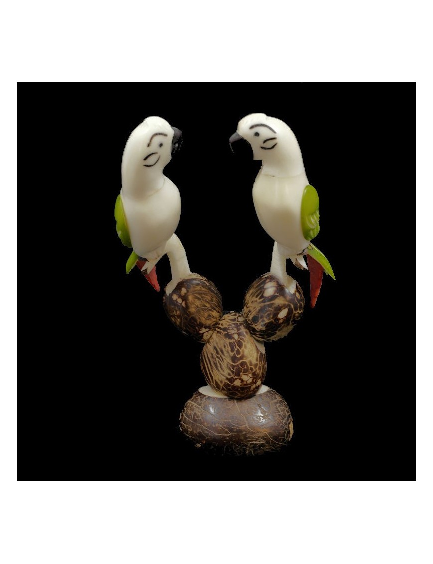 Perroquets taillés dans la graine de tagua
