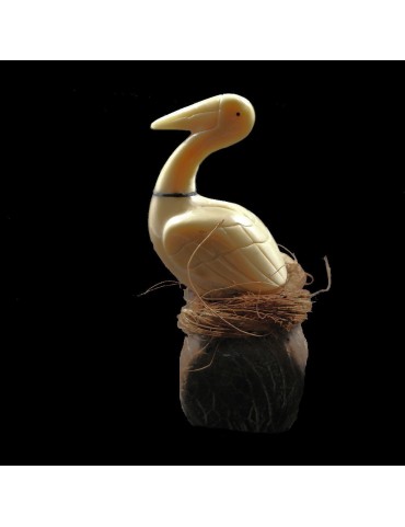 Pélican taillé dans la graine de tagua 