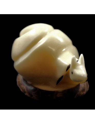 Escargot taillé dans la graine de tagua 