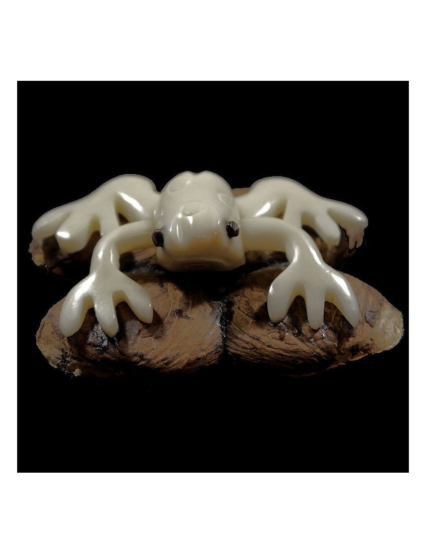 Grenouille tallée dans la graine de tagua