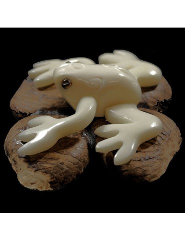 Grenouille tallée dans la graine de tagua