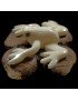 Grenouille tallée dans la graine de tagua