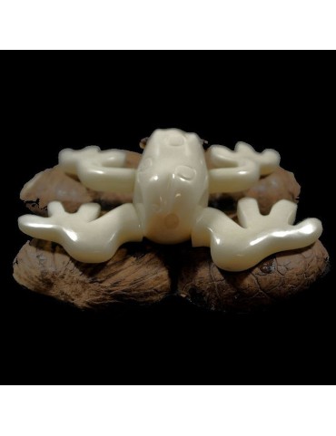 Grenouille tallée dans la graine de tagua