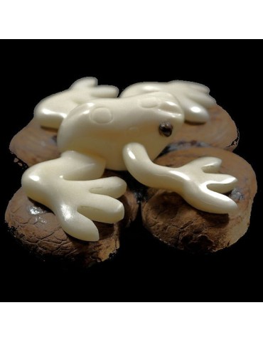 Grenouille tallée dans la graine de tagua