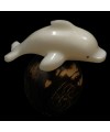 Dauphin taillé dans la graine de tagua