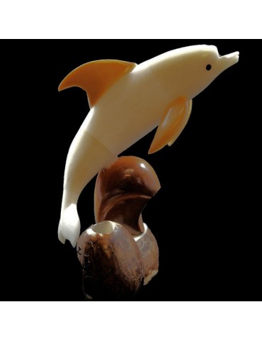 Dauphin taillé dans la graine de tagua 